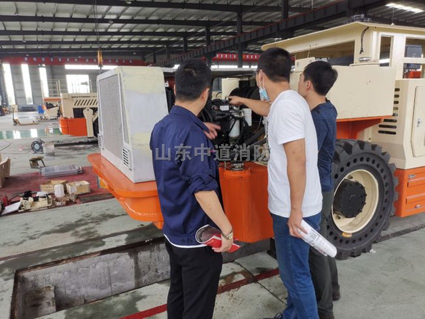 矿用车辆发动机舱水基灭火装置